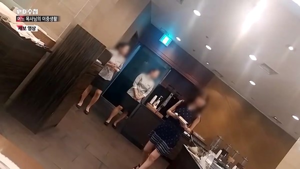 김기동 씨와 호텔에서 조식을 먹으며 쟁반을 운반하는 20대 여성