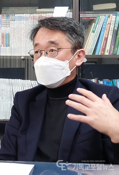 '잊혀진 계절'을 펴낸 김도형 교수