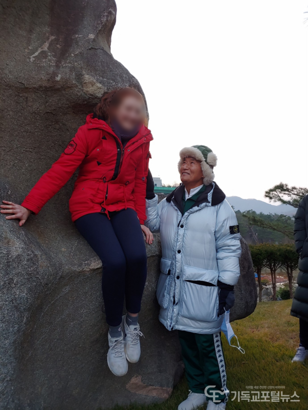 정명석 교주와 다정한 모습으로 사진을 촬영한 호주인 A 씨