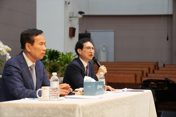 안식교를 나온 후 공식 기자회견을 통해 탈퇴를 선언하고 안식교의 문제점을 폭로하는 강경구 목사