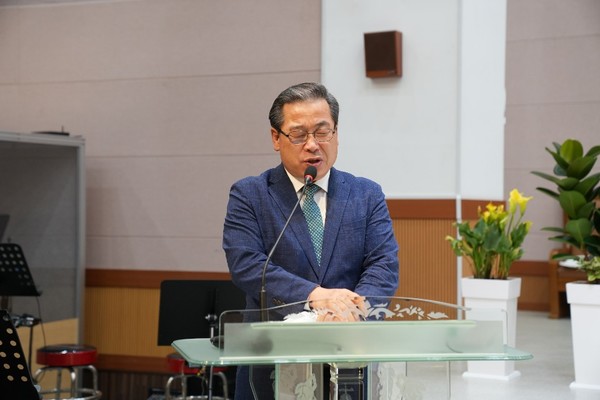 기도하는 서영국 목사