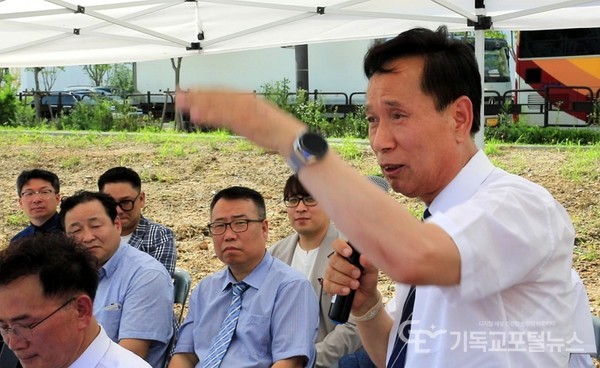 새예배당 기공예배에서 설교하는 진용식 목사