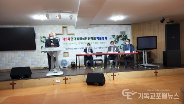 촌평하는 이명희 박사(사진 가장 좌측)
