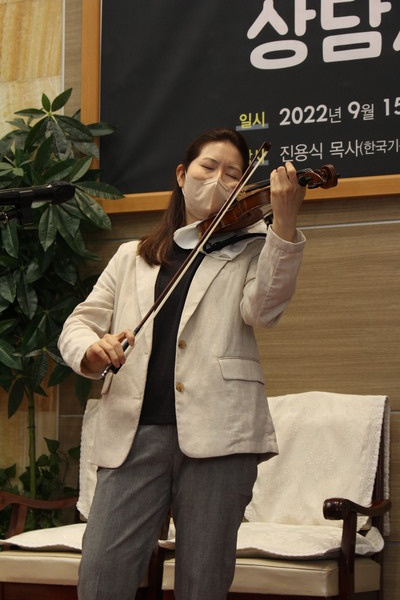 특주를 하는 박지혜 집사