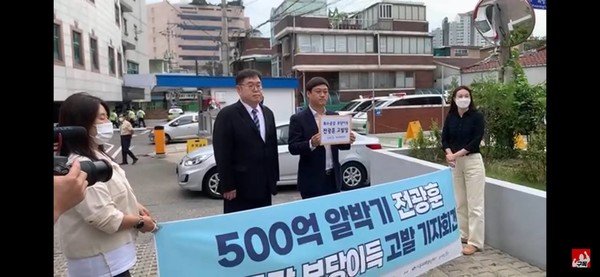 평화나무 김용민 이사장(좌)과 김디모데 목사가 종암경찰서에 고발장을 제출하기 전 기자들의 사진촬영에 응하고 있다.