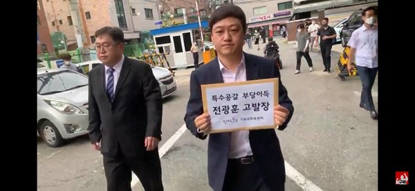 고발장을 들고 종암경찰서로 이동하는 김디모데 목사