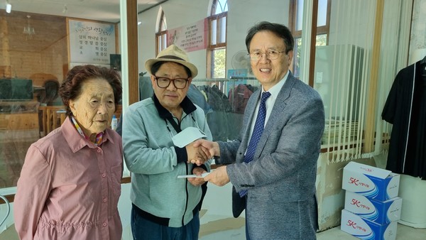 이상대 대표가 가장 큰 피해를 입은 경주보문암곡교회에 성금을 전달하고 있다.