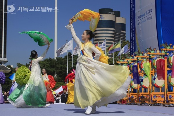 HWPL 관련 행사에서 춤을 추는 신도들