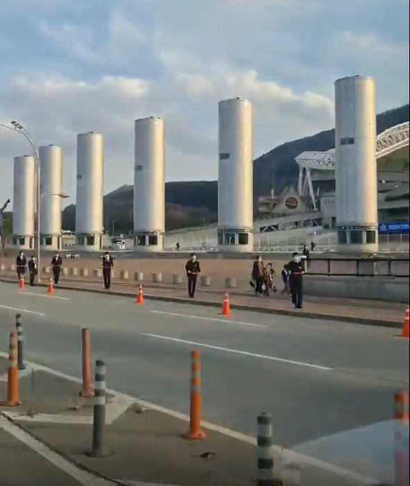대구스타디움 두변 도로 옆 인도에 일정간격을 두고 신천지인들이 줄지어 서 있는 모습(사진제공 : 제보자 C씨)