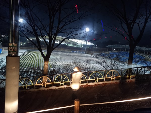 대구스타디움 옆 보조경기장 필드 안에도 의자가 깔려져 있다(사진 익명의 제보자 제공)