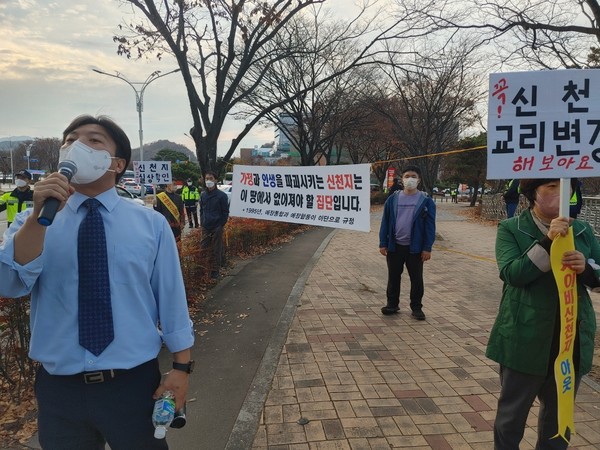 대구 이단상담소 소장 이동헌 목사(사진 좌)가 신천지인들을 향해 회심을 촉구하는 메시지를 보내고 있다