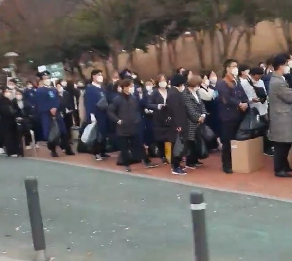 10만 수료식 행사 이후 귀가하기 위해 버스를 기다리는 신천지인들의 행렬