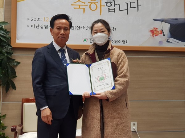 이단상담사 자격증을 취득하고 기념촬영을 하고 있다.