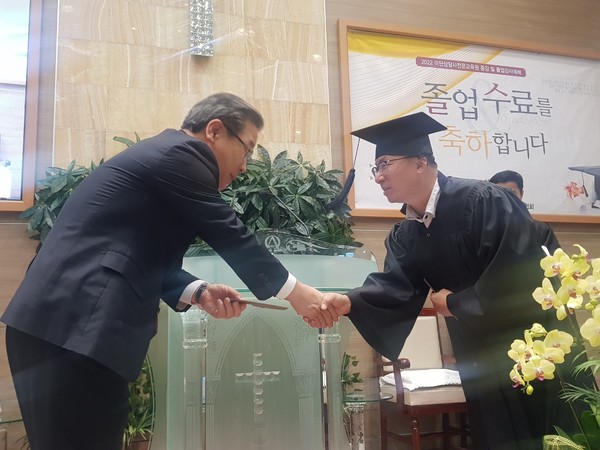 수료생 대표가 강사로 수고한 서영국 목사에게 선물을 전달했다.