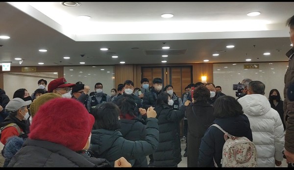 사랑제일교회 신도 및 전광훈 목사 지지자들이 회의가 열린 한국기독교연합회관 3층 대강당 앞에서 농성을 벌이며 경찰과 대치하고 있다.