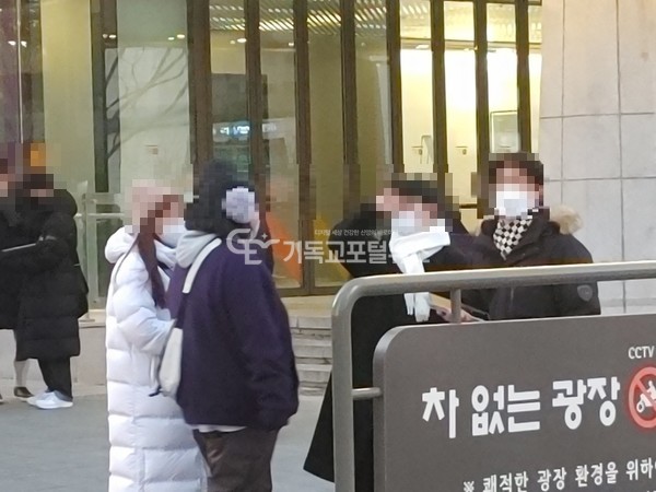 ​영하 15도의 추운 날씨에도 서울 세종문화회관에서 4-5명씩 무리지어 전시회 관람을 권유하는 신천지 청년들