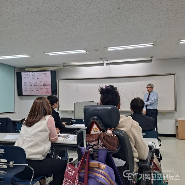 이단과 복음 입문편 강좌를 하는 김주원 교수