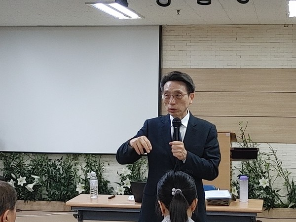 'JMS 상담' 강의를 맡은 김경천 목사, 최근 넷플릭스 '나는 신이다'에 대한 관심 만큼 수강자들의 관심이 뜨거웠다.