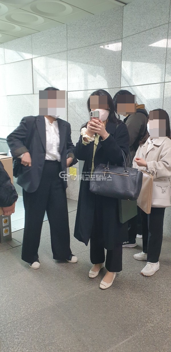 제보자 A씨를 향해 사진을 찍으며 맞채증하는 신천지 신도들