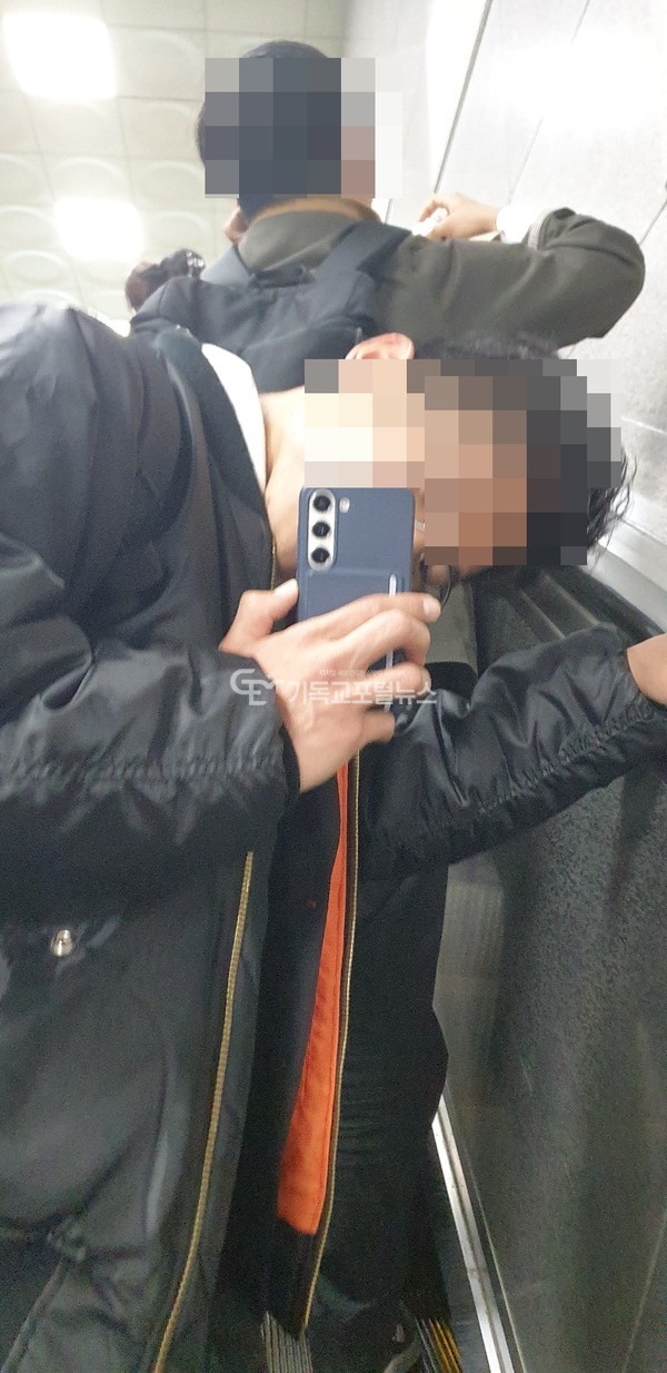 제보자 A씨를 향해 사진을 찍으며 맞채증하는 신천지 신도들