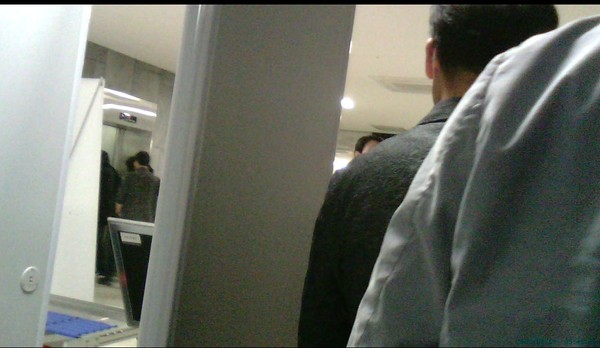 영장실질심사를 받은 정조은 외 5명의 피의자들이 엘리베이터를 이용해 호송되고 있다. 신도들이 인간벽을 쳐서 사진촬영을 못하도록 막았다. 이들은 기자들이 사진촬영을 하지 못하도록 해달라고 하면서 민감한 반응을 보였다.