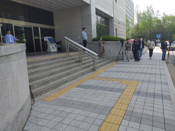최근 JMS에 대한 사회적 관심을 반영하듯 많은 기자들이 포토라인을 만들어 영장실질심사를 받으러 오는 피의자들을 기다렸다. 그러나 이들은 법원 전용 출입구를 통해 진입해 사진촬영 및 인터뷰를 하지 못하고 돌아갔다.