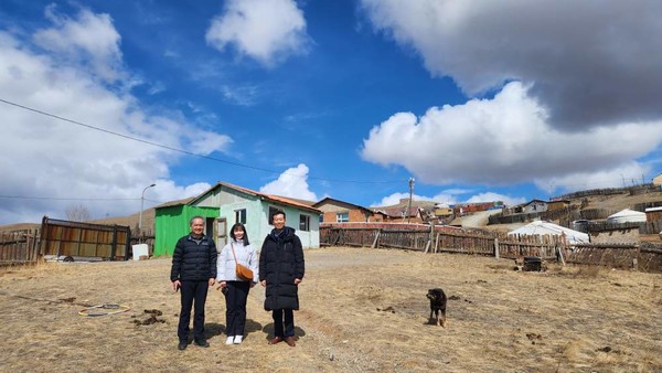 솔롱고 류바 전도사가 개척한 교회(사진 좌측부터 이대학 선교사, 류바 전도사, 양형주 목사)