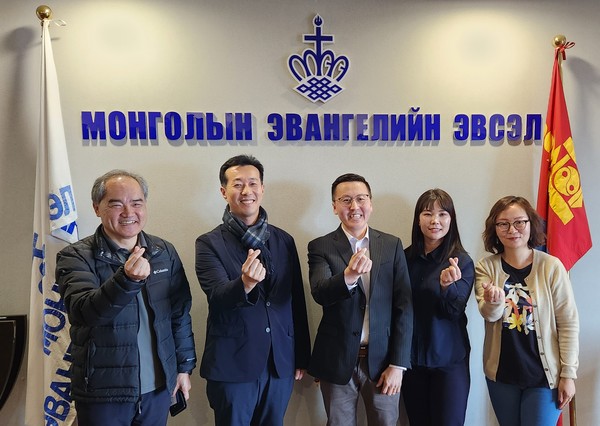 사진 왼쪽부터 이대학 선교사, 바이블백신센터 양형주 목사, 아트겅바아르 사무총장(몽골복음주의동맹), 류바 전도사(바이블백신 몽골센터)