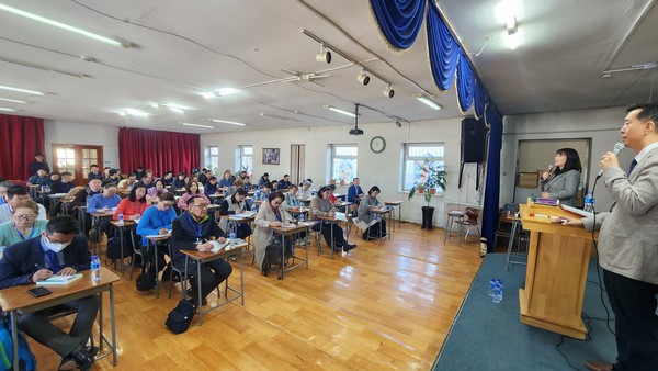 몽골연합신학교에서 강연하는 양형주 목사와 통역하는 류바 전도사