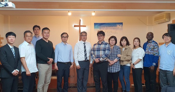 '이단대처를 위한 요한계시록' 세미나의 강사 김주원 목사와 참석자들