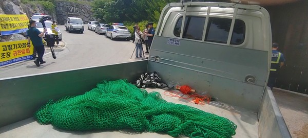 신천지 신도가 교묘하게 차량을 이용해 집회를 방해하고 있다.