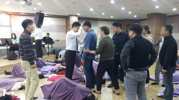 안수하는 김종학 목사