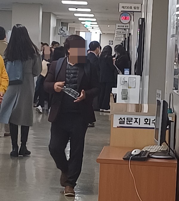 정명석 교주의 공판을 지켜보기 위해 모인 JMS 신도들