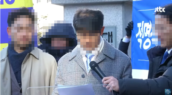 기독교복음선교회(CGM, 일명 JMS) 관계자가 판결선고 직후 입장문을 발표하고 있다 (사진출처 : JTBC 유튜브 홈페이지 캡처)