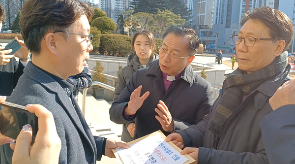 탄원서를 전달하며 대화하는 김찬호 감독(가운데)과 한교동 인천광역시 총무팀장(왼쪽)