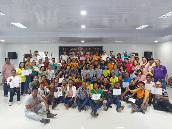 수료증을 받은 72명의 필리핀 만다나오 지역 교회 지도자들
