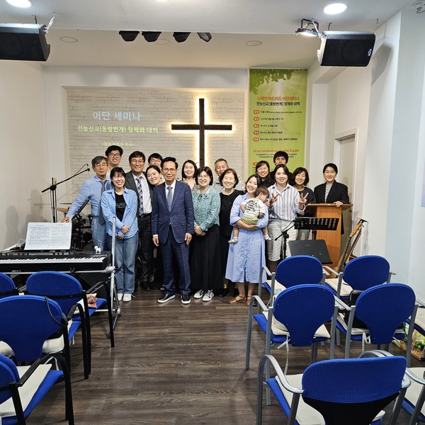마드리드순복음교회(담임 소용원 목사)에서 이단대처 강연 후 성도들과 함께한 진용식 목사