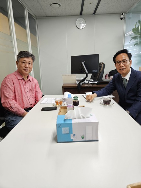 2024년 7월 26일 대담하는 진용식 목사와 강대흥 목사