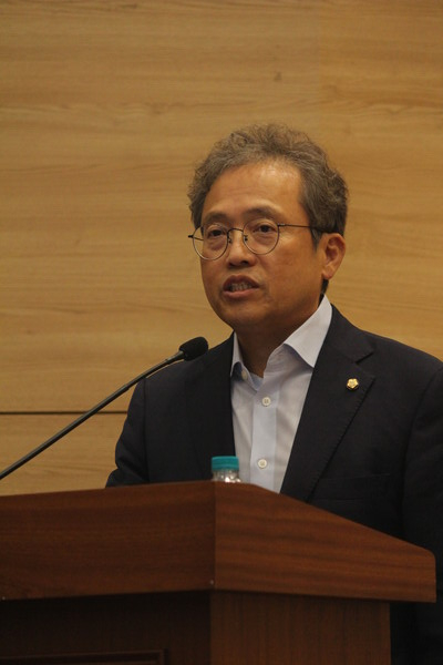 사이비종교 규제법 토론회에 참석한 송기헌 의원(더불어민주당)