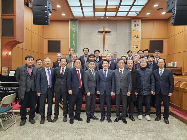 합신측 중서울노회 회원들과 함께한 정의호 목사(앞줄 오른쪽에서 다섯번째)