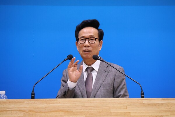 요한계시록의 핵심은 '예배'에 있다고 강조하는 진용식 목사