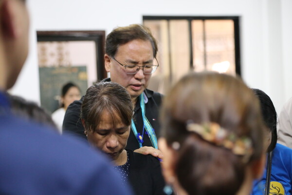 필리핀 사역자들을 위해 기도하는 홍민택 목사