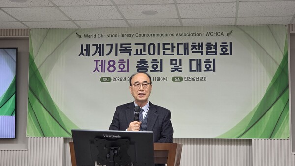 친교시간의 사회를 보는 김종한 목사