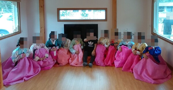 곱게 한복을 입은 여신도들과 함께한 조종성 교주