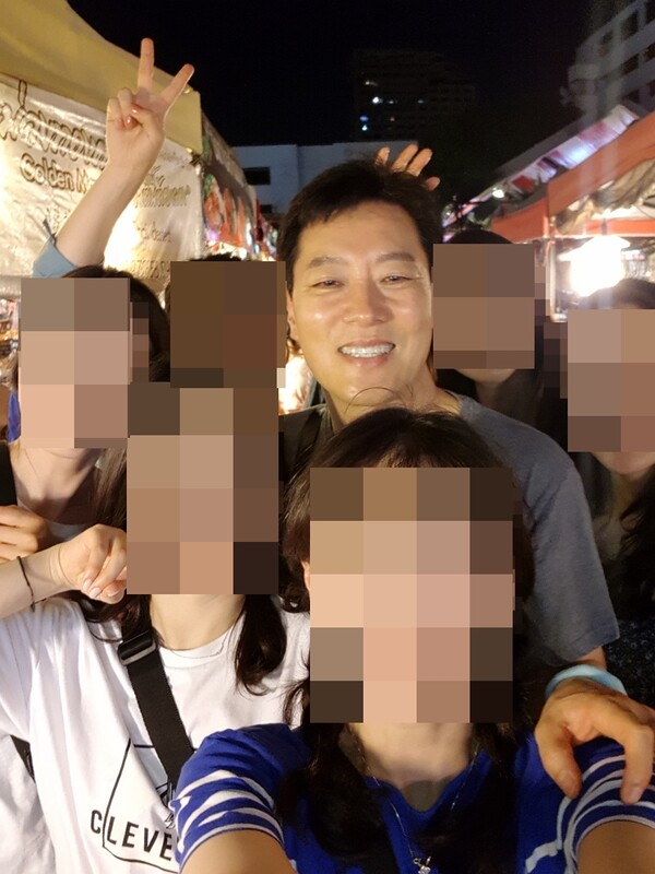 여신도들에게 둘러쌓인 조종성 교주